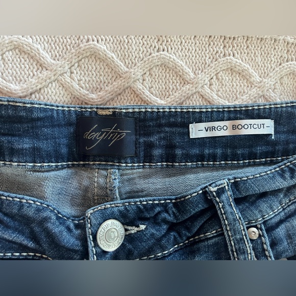 Daytrip Women’s Vintage Medium Wash Distressed Jeans 34W/32L - Picture 11 of 12